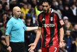 Raúl Jiménez se lamenta durante partido de Fulham en la Premier League.