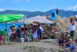 Vacacionistas disfrutan de las playas de Acapulco