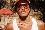 Bruno Mars con lentes y gorra