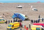 Los rescatistas que llegaron al lugar del incidente cubrieron los cuerpos de los 38 fallecidos tras el desplome del avión.