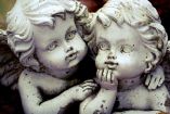 Estatuas de niños ángeles abrazados