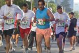 Personas corriendo en carrera de San Silvestre
