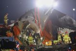 Equipos de rescate en el avión accidentado en Corea del Sur