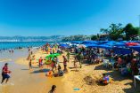 Turistas disfrutan de las playas de Acapulco