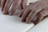 El sistema braille permite a las personas con ceguera leer y comunicarse a través de un código táctil.