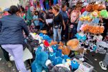A unos días de que se celebre el Día de Reyes, comerciantes y compradores abarrotaron el Eje 1 en el Barrio Bravo de Tepito en la Ciudad de México