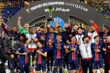 Jugadores del PSG levantando el Trofeo de Campeones.