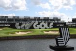 Logo del LIV Golf en el campo.