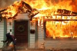 Avanzan voraces incendios en California; muertos y miles de evacuados. VIDEOS