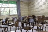 Bancas en salón de clases de una escuela de Veracruz