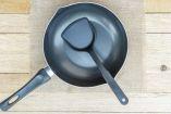 Sartén con teflón sobre mesa de madera 