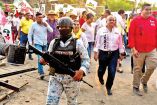 En las pasadas elecciones, al menos 37 aspirantes fueron asesinados. En la foto, agentes de la GN resguardan al candidato Manuel Añorve, en Coyuca de Benítez, el 14 de mayo de 2024.