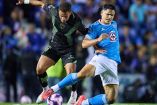 Jugadores de Juárez y Cruz Azul disputando el balón.