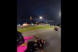 Fotografía tomada desde la perspectiva de una motociclista mientras maneja por una avenida en la noche. Se observa un automóvil al frente y la importancia de mantener una conducción segura y respetar las normas de tránsito.