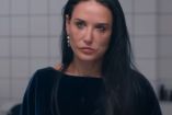 Demi Moore llorando en película La Sustancia