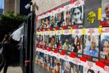 Muro con fotos de rehenes de Hamás