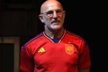 Luis de la Fuente con la camiseta roja de España.