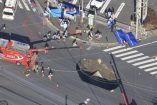 El socavón provocó el hundimiento de un vehículo en la ciudad de Yashio, en Japón. (Especial)