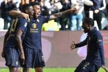 Jugadores de la Juventus celebrando con Kolo Muani.