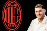 Santi Giménez firmando su contrato con el AC Milán.
