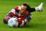 Manuel Neuer atajando un balón.
