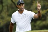 Tiger Woods levantando el índice izquierdo.