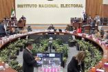Integrantes del INE realizan el sorteo para la elección judicial