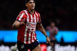 Alan Pulido celebra gol con Chivas en el Estadio Akron tras más de 5 años sin vestirse de Rojiblanco en el feudo del 12 veces campeón de Liga MX.