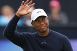 Tiger Woods despidiéndose del público.