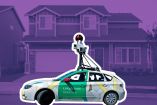 Carro google maps frente a una casa