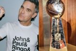 Robbie Williams con playera blanca y trofeo de Super bOWL