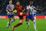 Jugadores de Roma y Porto disputando el balón.