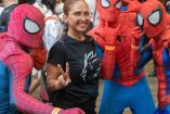 Mujer con personas disfrazadas de Spiderman