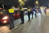 En el operativo  los vehículos fueron sancionados por un oficial de tránsito autorizado para fraccionar y el cual portaba el distintivo otorgado por la policía y el QR en el brazalete. Foto: Ulises Moreno 