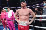 'Canelo' Álvarez con gorra y manos en la cintura.