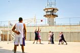Presos jugando basquetbol.