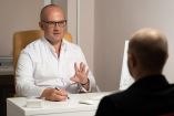 Médico con bata blanca da una explicación a un paciente con una enfermedad rara