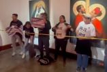 Católicos mafiestándose en museo con obras religiosas