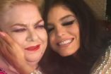 Paquita la del Barrio y Ana Bárbara abrazándola