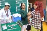 Personal de salud aplica una vacuna a una mujer durante una campaña de vacunación