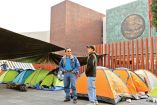 Integrantes de la CNTE, frente al frontispicio de la Cámara de Diputados. Foto: Alejandro Aguilar