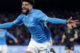 Philip Billing celebra gol con Nápoles en duelo frente al Inter de Milán en la Serie A.
