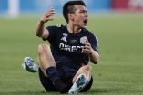 'Chucky' Lozano sentado sobre el césped.