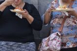 Dos mujeres comiendo botana en calles de la CDMX