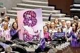 Diputados en su recinto con un cartel sobre el 8M.