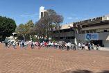 Marcha de mujeres en Avenida Universidad.