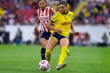 Jana Gutiérrez busca darle salida al América en el ocaso de la primera mitad.