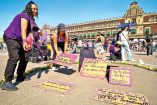 La organización Alza la Voz, Levanta el Vuelo, llevó a cabo una emotiva actividad frente a Palacio Nacional, donde un círculo de flores se convirtió en un espacio seguro para mujeres víctimas de violencia.