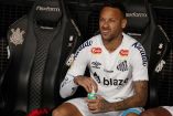 Neymar en la banca de Santos.