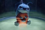 Stitch con traje rojo en película live-action